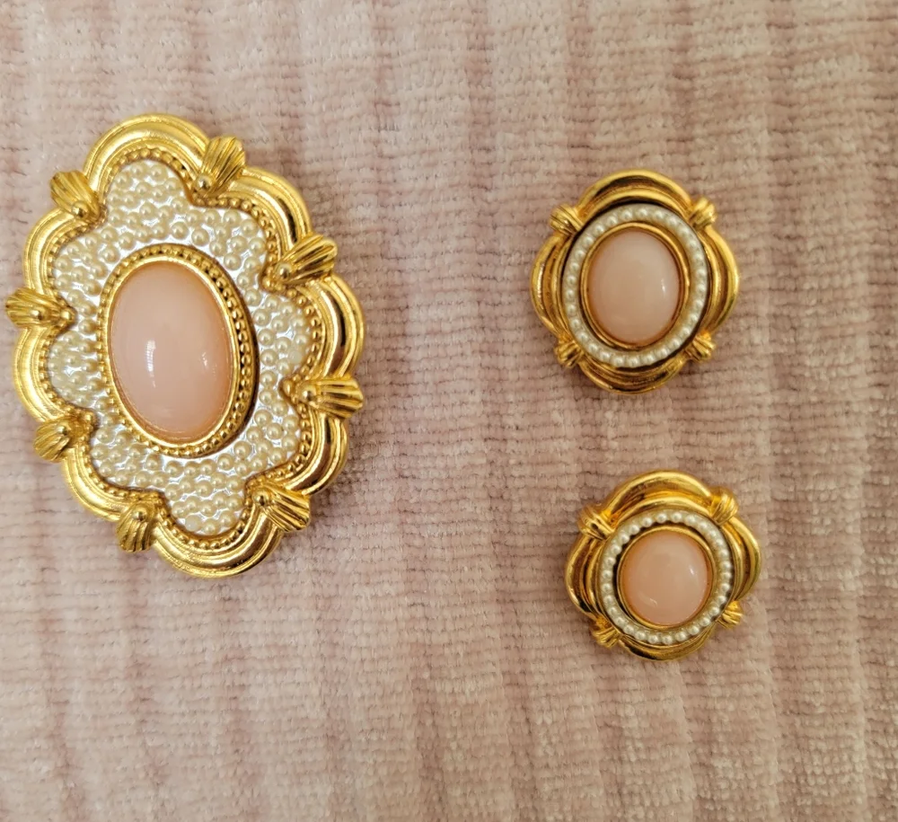Avon Gold and Cream Brooch Set VTG - Picture 4 of 6